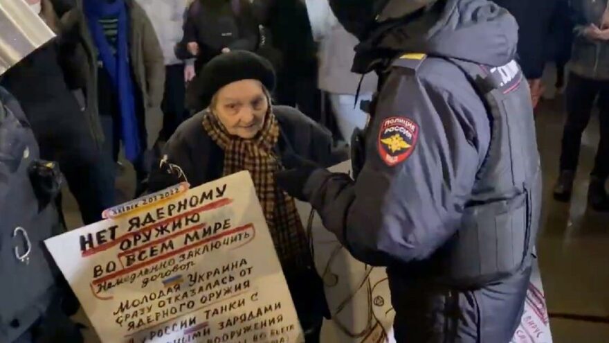 Putin’e karşı protestolar büyüyor: Yaşlı kadın dehşeti yaşadı